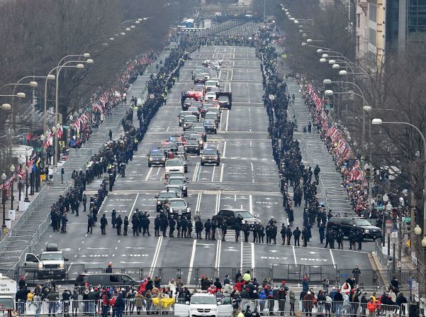 Una caravana multitudinaria llevó al presidente Barack Obama y al presidente electo Donald Trump por toda la Avenida Pensilvania hacia el Capitolio Nacional desde la Casa Blanca.