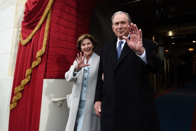 El expresidente George W. Bush y la primera dama Laura Bush, llegan a la toma de posesión presidencial en el Capitolio de Washington.