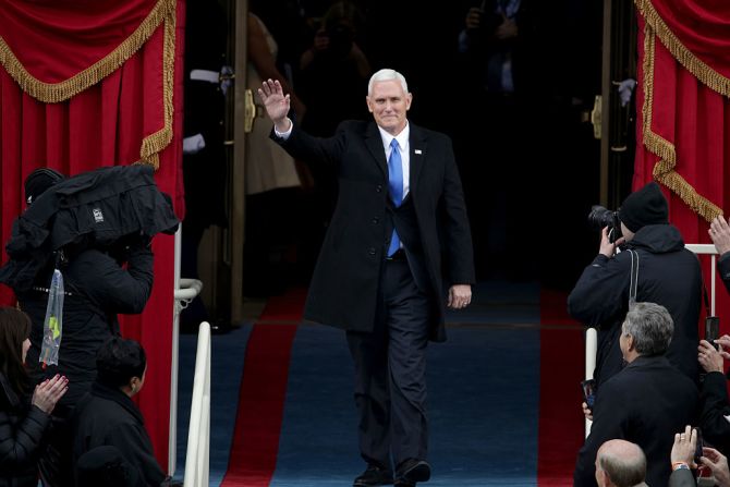 El vicepresidente electo Mike Pence llega a la toma de posesión presidencial de Donald Trump.