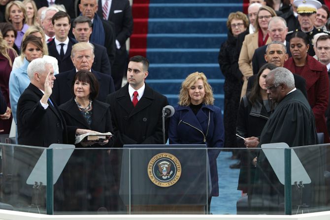 Mike Pence jura como vicepresidente de Estados Unidos ante el juez de la Corte Suprema de Justicia Clarence Thomas, mientras su esposa, Karen Pence, sostiene la Biblia para el juramento.