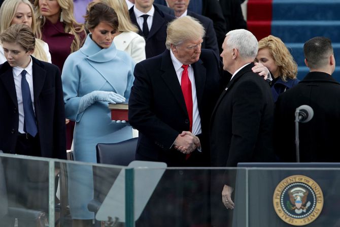 Donald Trump saluda a Mike Pence tras asumir como nuevo vicepresidente de Estados Unidos.