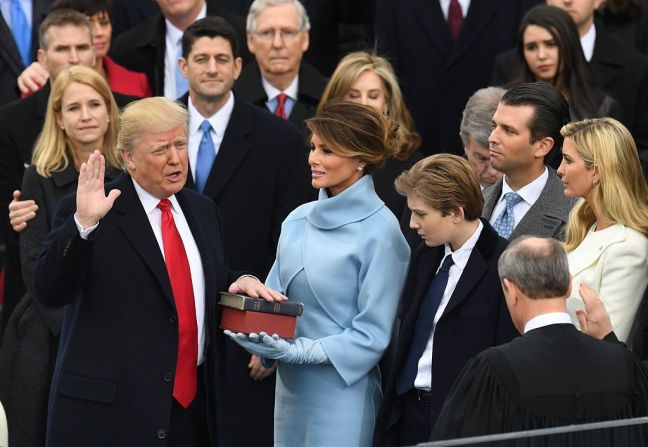 Donald J. Trump, de 70 años, magnate de bienes raíces, nacido en Queens, Nueva York, tomó posesión como el presidente número 45 de Estados Unidos el viernes 20 de enero de 2017. Aquí, el momento de su juramentación, mientras su esposa Melania Trump sostiene las dos Biblias y su familia lo acompaña.