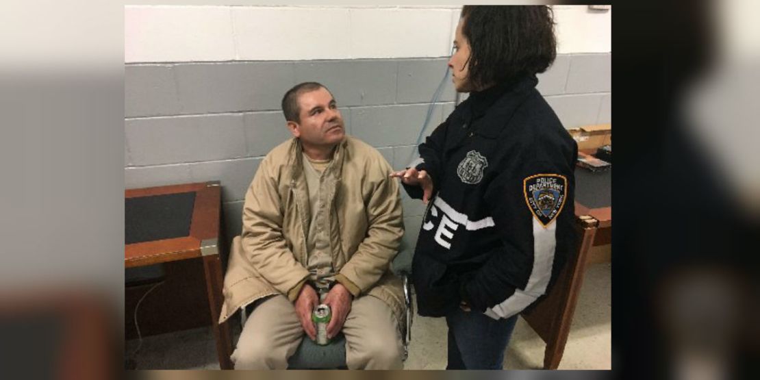 "El Chapo" con un oficial de la Policía de Nueva York.