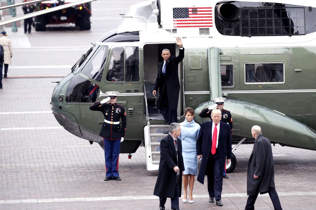 Obama y su esposa se despiden después de la ceremonia de posesión de Donald Trump.