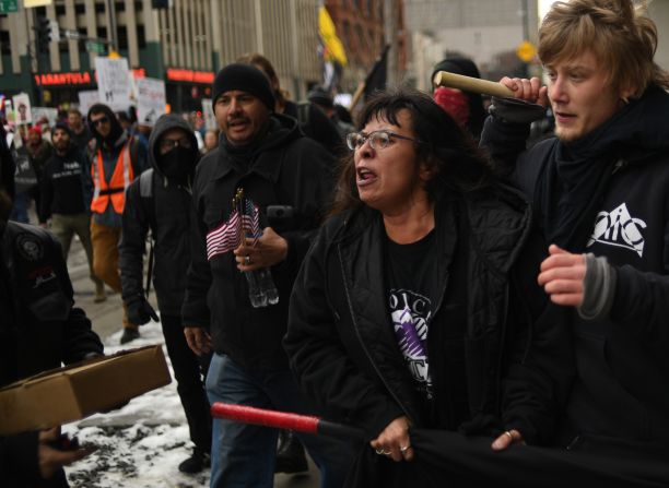 Manifestantes en pro y en contra de Donald Trump se enfrentan en las calles de Denver. )