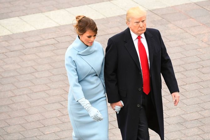 El presidente Donald Trump y su esposa, Melania, caminan juntos durante la toma de posesión presidencial en el Capitolio de los Estados Unidos este viernes.