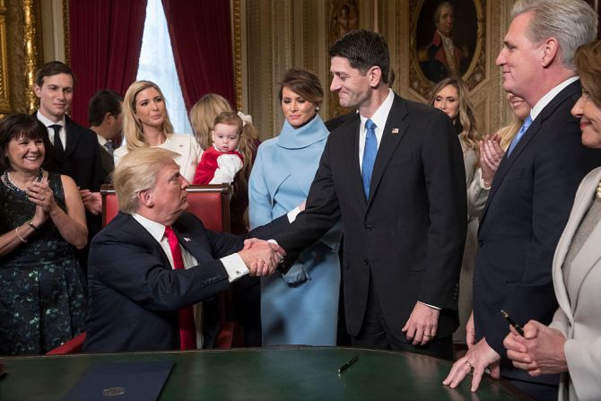 El presidente Donald Trump se dirige al líder de la Cámara de Representantes, Paul Ryan, en la Sala Presidencial del Senado del Capitolio.