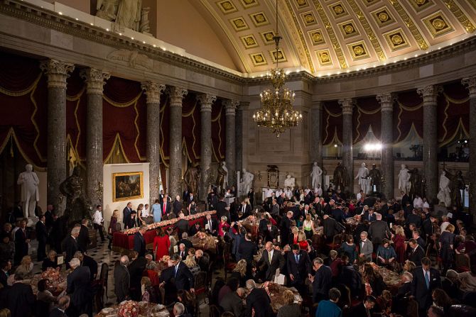 Los dignatarios se reúnen durante el almuerzo inaugural en el Capitolio de Estados Unidos, en Washington.