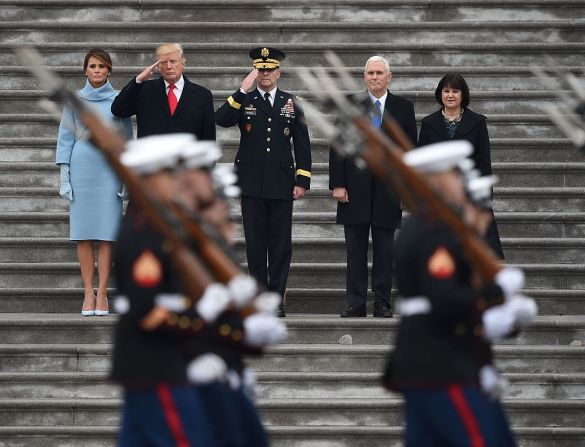 De izquierda a derecha: la primera dama de Estados Unidos Melania Trump, el presidente Donald Trump, el general de Bradley Becker, el vicepresidente Mike Pence y Karen Pence observan el comienzo del desfile inaugural en el Capitolio.