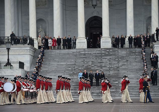 De izquierda a derecha: la primera dama de Estados Unidos Melania Trump, el presidente Donald Trump, el general de Bradley Becker, el vicepresidente Mike Pence y Karen Pence en el Capitolio durante el desfile inaugural.