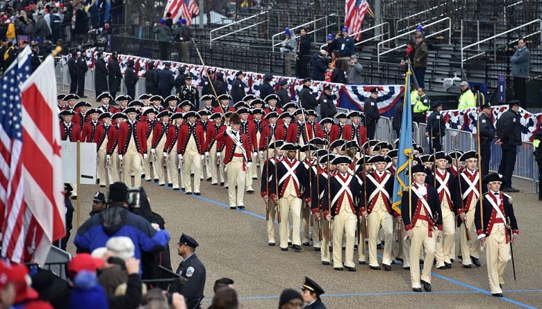 La Guardia Vieja Fife del Ejército de Estados Unidos marcha durante el desfile de posesión de Donald Trump, que se realizó este viernes 20 de enero.