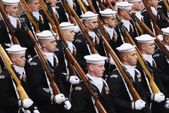 Un grupo de oficiales durante el desfile inaugural del presidente Donald Trump.