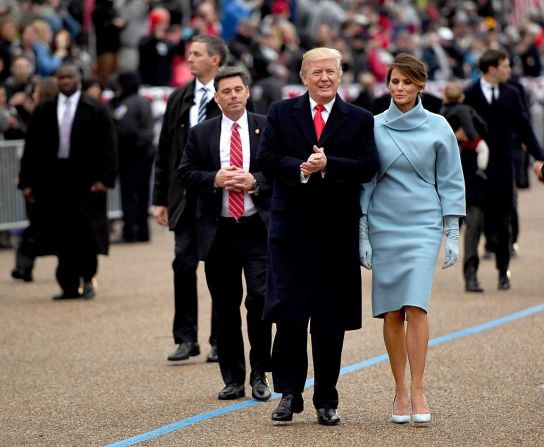 Donald Trump y su esposa, Melania, caminan por la avenida Pensilvania en el desfile inaugural.