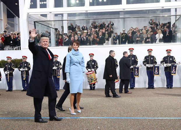 El presidente de los Estados Unidos, Donald Trump, camina con su esposa, Melania Trump, al frente de la Casa Blanca y saluda a las personas que asistieron al lugar.