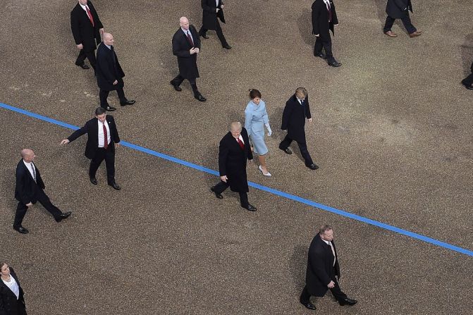 La familia presidencial de Estados Unidos en el desfile inaugural: Donald Trump, Melania y su hijo Barron caminan hacia la Casa Blanca.