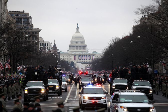 La caravana del presidente Donald Trump pasa por la Avenida Pensilvania, mientras se dirige a la Casa Blanca. Al fondo, el Capitolio.