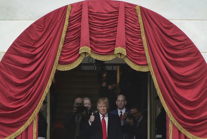 El presidente electo de Estados Unidos, Donald Trump, cuando salía del Capitolio, este viernes en Washington.