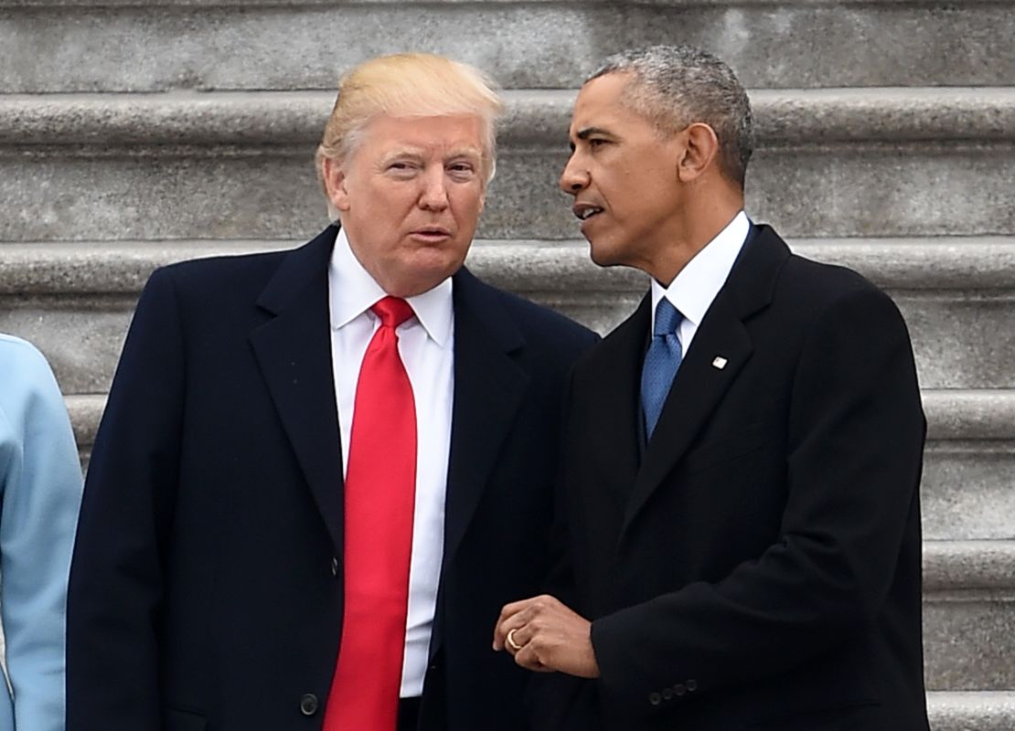 Donald Trump y Barack Obama hablan después  de la ceremonia de posesión en Washington.