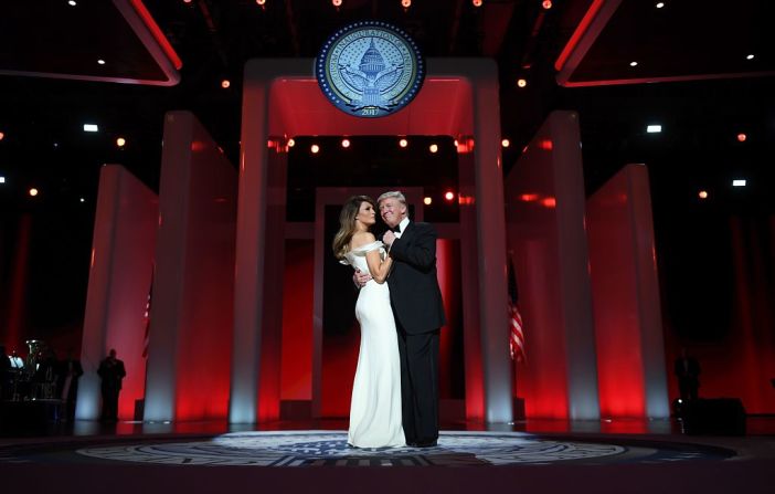 El Presidente de Estados Unidos, Donald Trump, y su esposa Melania comparten un baile en el evento del Centro de Convenciones de Washington, el primero al que asistirán.