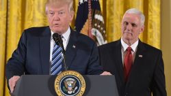 El presidente Donald Trump y el vicepresidente Mike Pence durante la toma de posesión del equipo de la Casa Blanca.