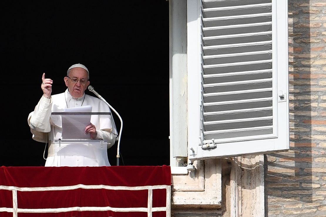 El papa Francisco durante su mensaje del domingo 22 de enero en el Vaticano.