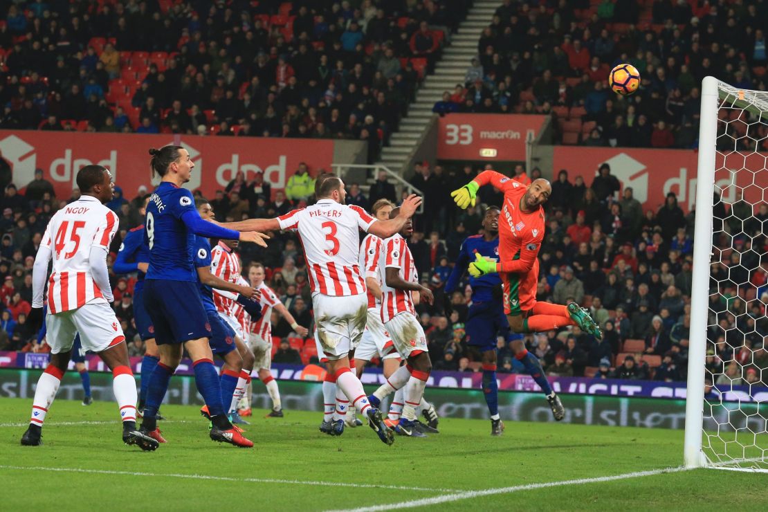 El balón impulsado por Wayne Rooney vence la resistencia del golero Lee Grant (d) del Stoke City, durante el partido de la Liga Premier del pasado sábado.