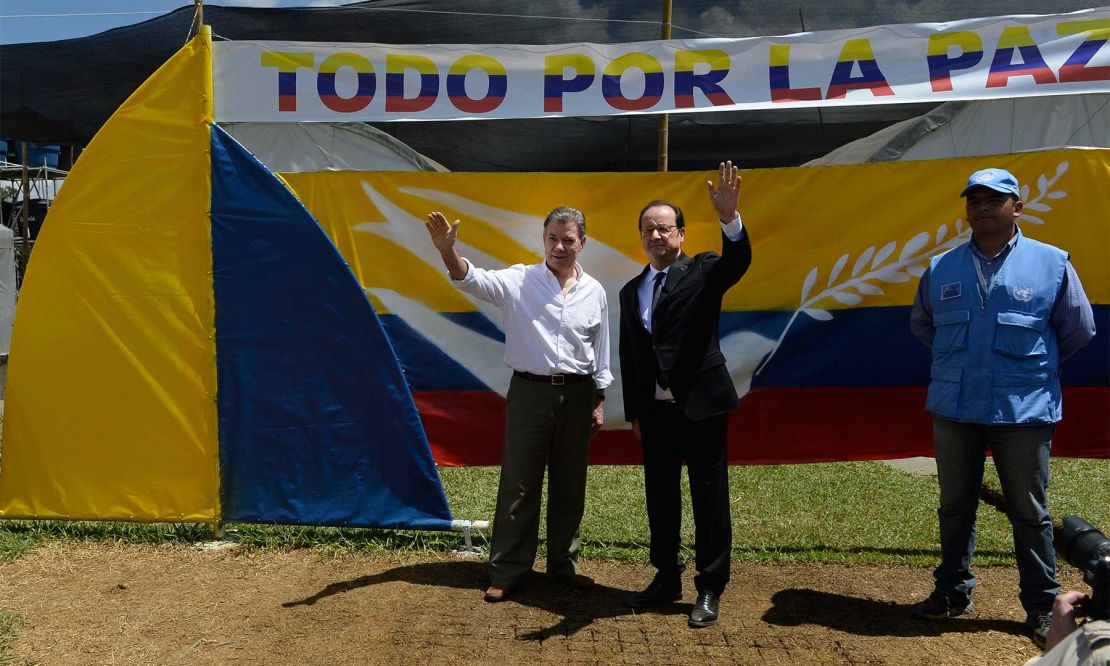 Los presidentes de Colombia y Francia, Juan Manuel Santos y François Hollande, saludan al público que los acompaña en desarrollo de la visita que realizan a una de las Zonas Veredales Transitorias de Normalización.