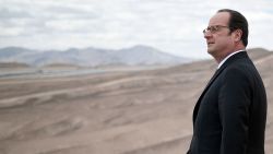 French President Francois Hollande visits Bolero solar power plant, owned by French company EDF Energies Nouvelles (EDF EN), in Atacama desert, Antofagasta region, Chile on January 22, 2017.  
Hollande is on a two-day visit to Chile. / AFP / STEPHANE DE SAKUTIN