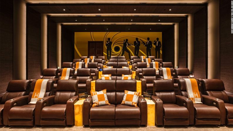 Tiene una sala de cine de 40 sillas con la temática de James Bond.