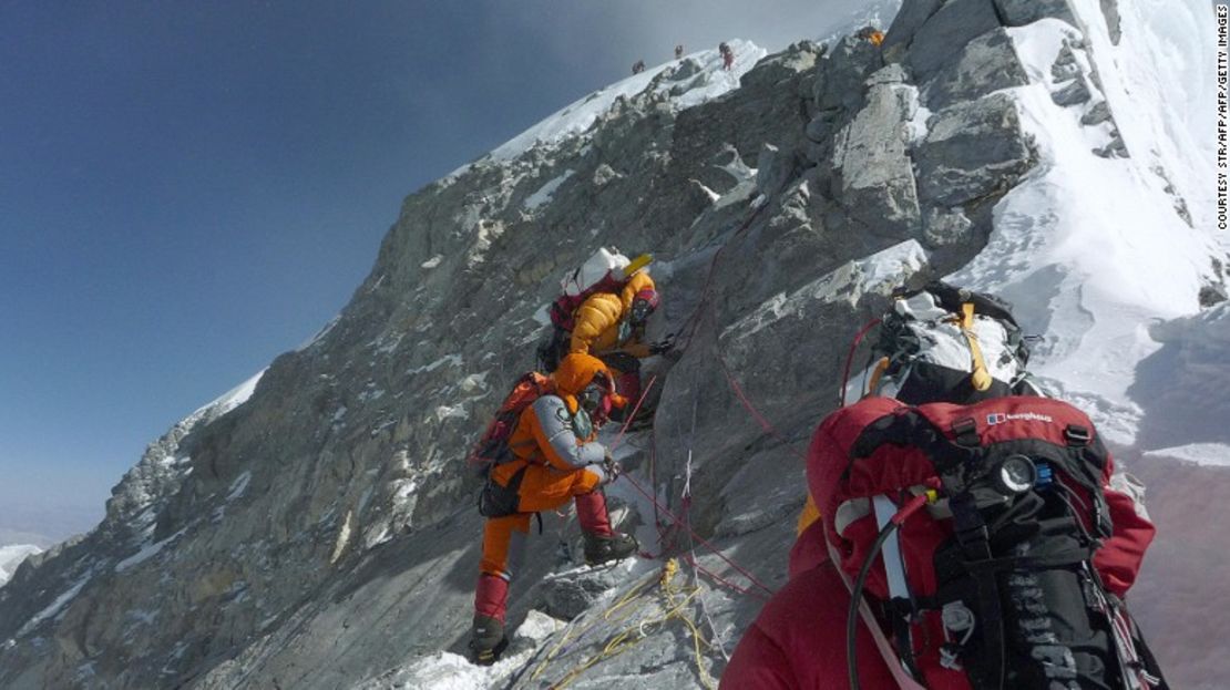 Los montañeses se dirigen a la cumbre del Everest. La altura de la montaña más alta del mundo puede haber cambiado.