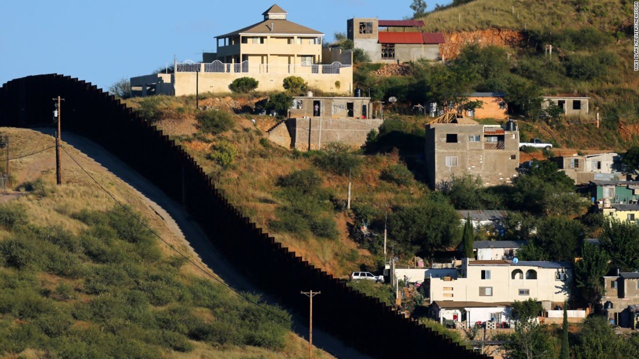 La frontera divide ciudades, ríos y terrenos inhóspitos a lo largo de California, Arizona, Nuevo México y Texas. En la imagen, el muro que muestra los dos lados de Nogales: Nogales, México, a la derecha, y Nogales, Arizona, a la izquierda. En 2016, la Agencia de Protección de Fronteras tenía 17.026 de 19.828 agentes desplazados a lo largo de la frontera sudoeste.