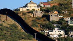 La frontera divide ciudades, ríos y terrenos inhóspitos a lo largo de California, Arizona, Nuevo México y Texas. En la imagen, el muro que muestra los dos lados de Nogales: Nogales, México, a la derecha, y Nogales, Arizona, a la izquierda. En 2016, la Agencia de Protección de Fronteras tenía 17.026 de 19.828 agentes desplazados a lo largo de la frontera sudoeste.