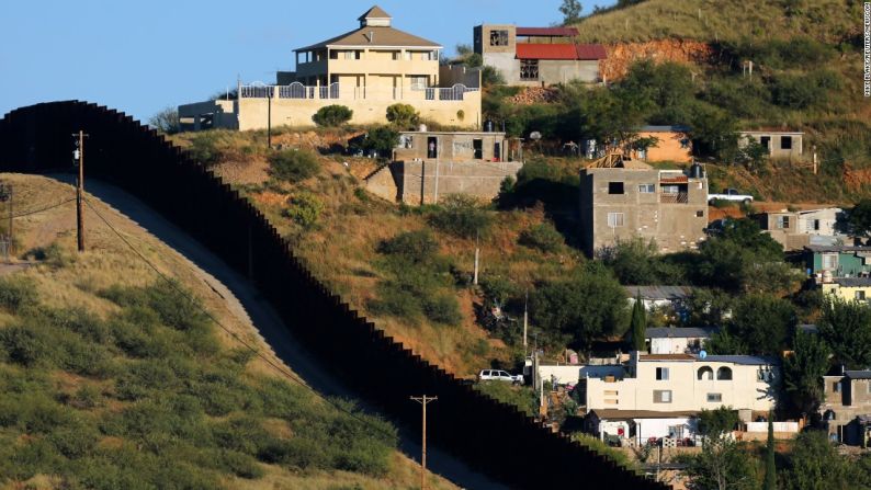 La frontera divide ciudades, ríos y terrenos inhóspitos a lo largo de California, Arizona, Nuevo México y Texas. En la imagen, el muro que muestra los dos lados de Nogales: Nogales, México, a la derecha, y Nogales, Arizona, a la izquierda. En 2016, la Agencia de Protección de Fronteras tenía 17.026 de 19.828 agentes desplazados a lo largo de la frontera sudoeste.