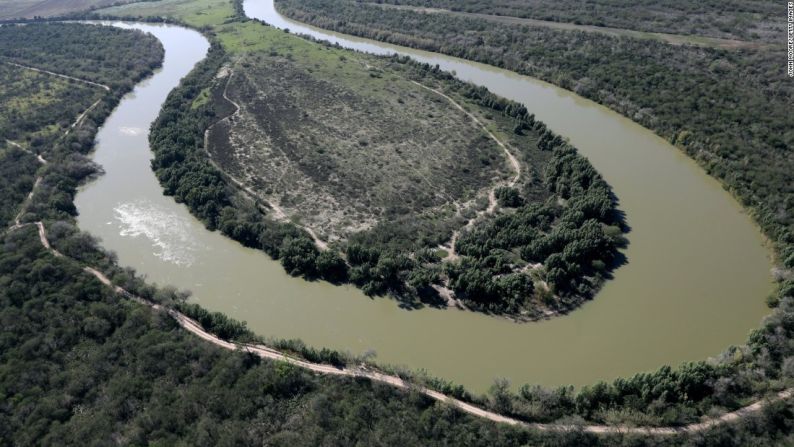 El Río Grande o Río Bravo serpentea a lo largo de la frontera entre EE.UU. y México. La imagen muestra la zona cercana a McAllen, Texas. "El Río Grande es una frontera natural, lo ha sido desde 1848, y los lazos entre las ciudades y pueblos de ambos lados son fuertes. El comercio de la región está en auge y los ciudadanos de ambos países se mueven entre ellos con relativa libertad", dice Gregory Krieg, de CNN.