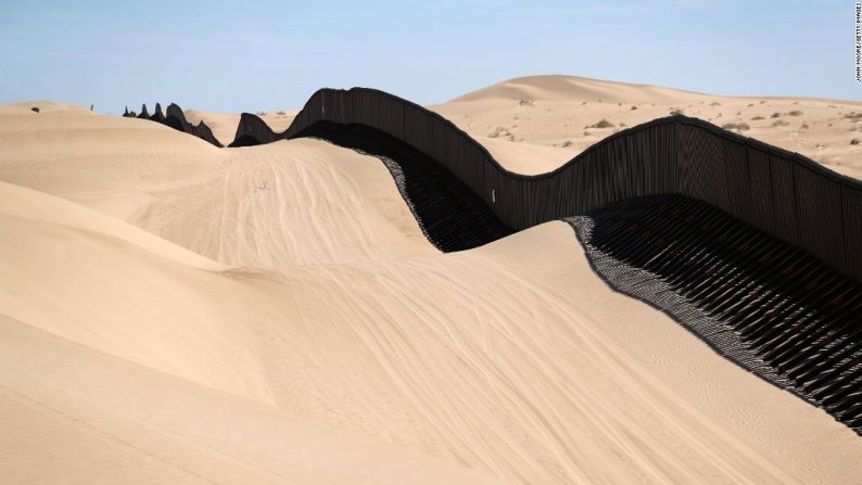 En California, parte de la cerca fronteriza serpentea entre las dunas.