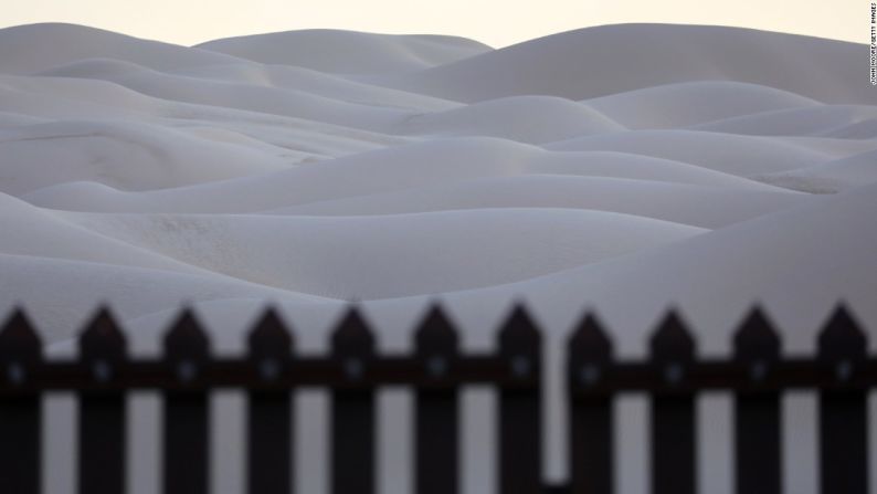 La valla en las Dunas lmperiales de California, conocida como "valla flotante", ya que se mueve con la arena que el viento cambia.