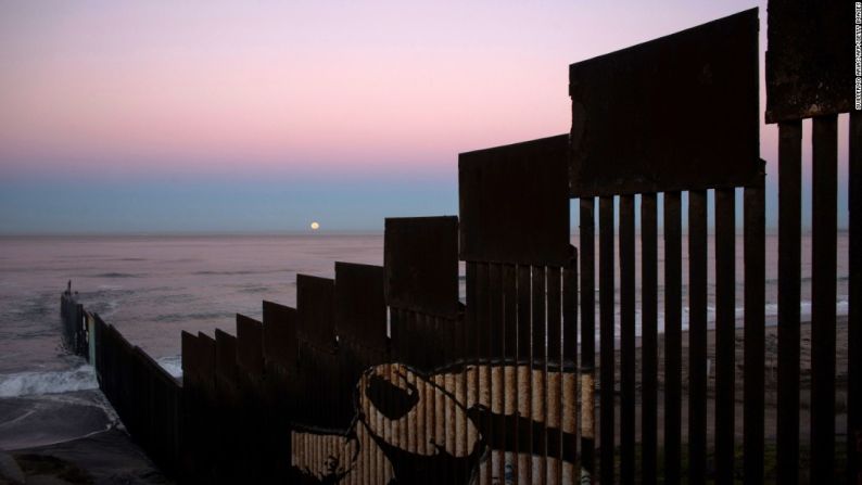 En Tijuana, México, la valla se adentra en el Océano Pacífico.