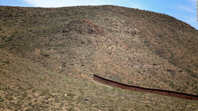 El muro actual no es contiguo. Aquí un abrupto espacio en la cerca en Jacumba, California.