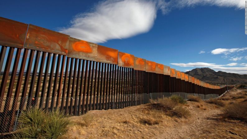 Vista del lado mexicano de la nueva sección de la valla fronteriza en Sunland Park, Nuevo México, frente a Ciudad Juárez.