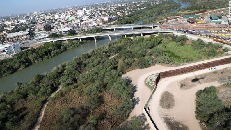 En Hidalgo, Texas, la valla fronteriza va por un puente que conecta Estados Unidos y México.