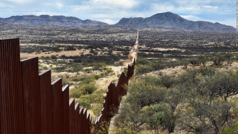 Sásabe, en Sonora, México, un tramo de la frontera de terreno inhóspito, donde las autoridades dicen que cientos de inmigrantes tratan de cruzar todos los días.