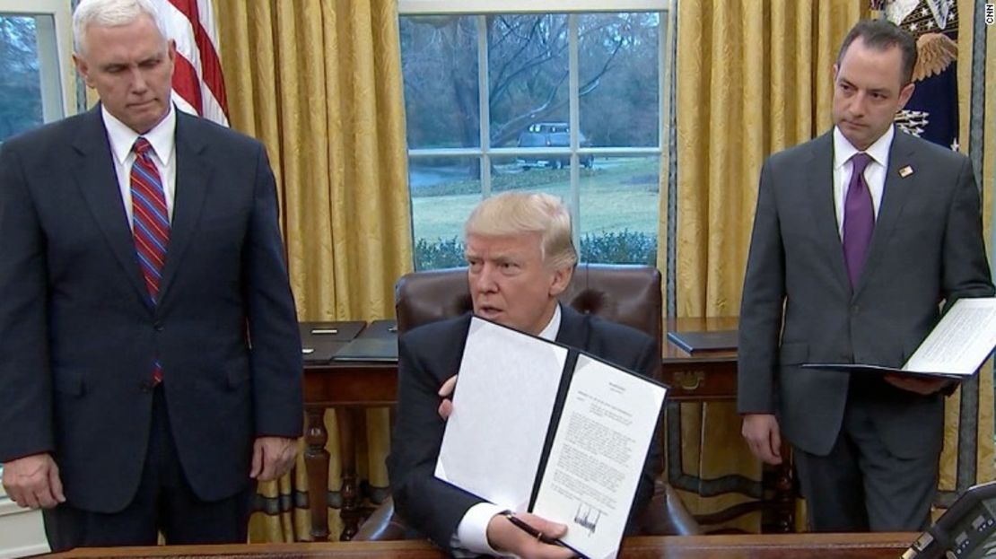 El presidente Donald Trump después de firmar los primeros decretos, en el primer día de su mandato.