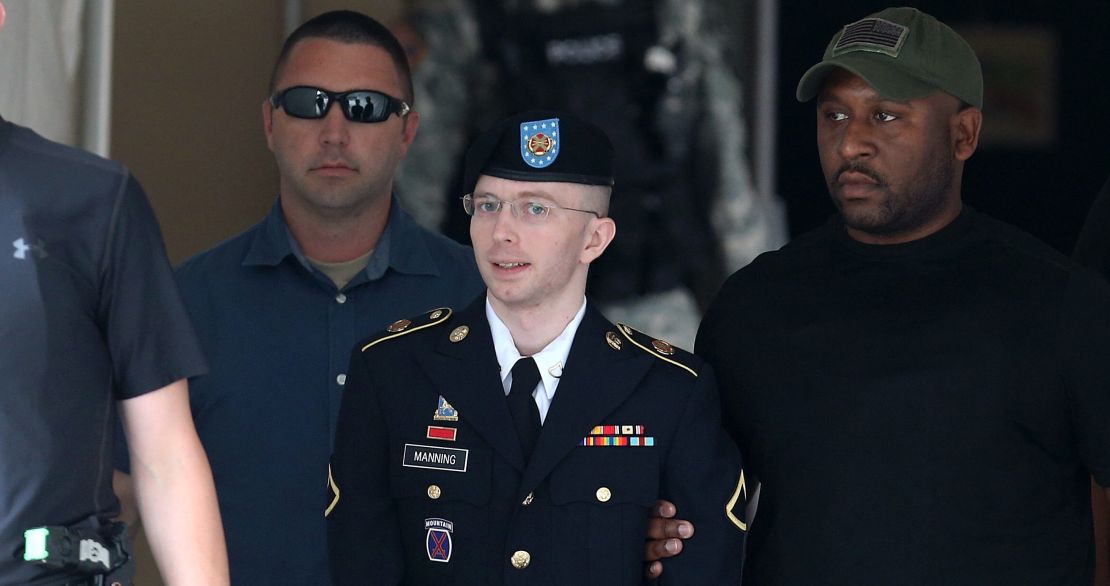 Bradley (Chelsea) Manning es escoltado el 30 de julio del 2013 por policías militares al abandonar el juicio militar en el que fue hallada culpable en 20 de 21 cargos a raíz de la filtración de información a WikiLeaks.