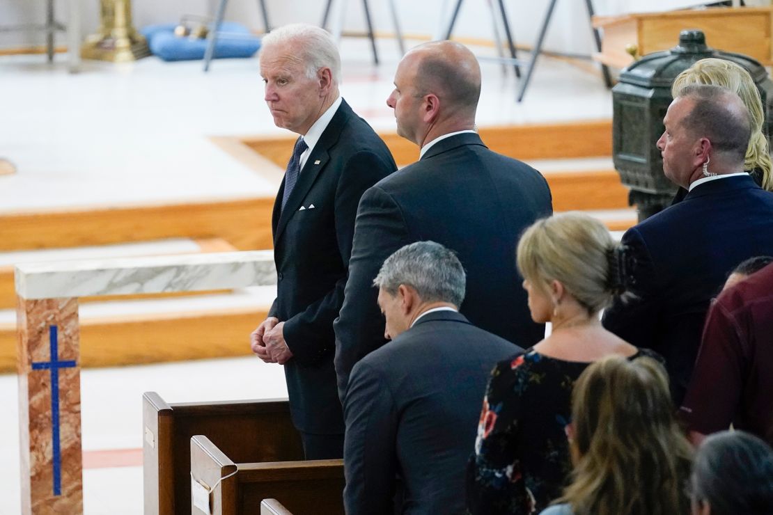 El presidente Joe Biden y la primera dama Jill Biden asisten a misa en la iglesia católica Sacred Heart en Uvalde, Texas, el domingo 29 de mayo.