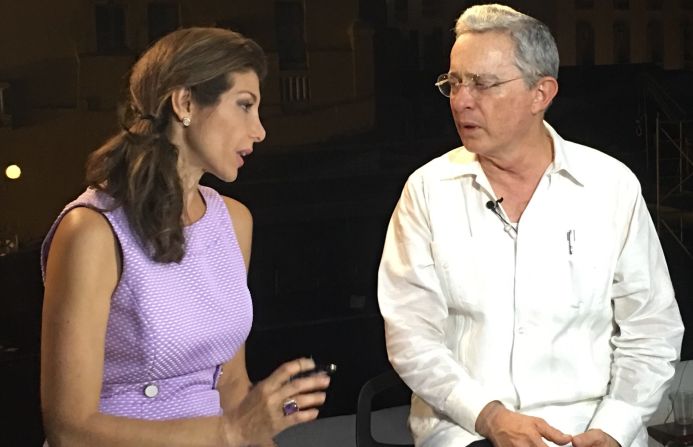 Entrevista con Álvaro Uribe: "Es que usted me da miedo; no sé con qué me va a salir'. Que el presidente que ya pasó al ámbito de la leyenda; el que doblegó a la guerrilla más antigua del continente con su política de mano dura me diga con convicción y firmeza que le teme a mis preguntas es por decir lo menos una gran ironía. Pasaron varios años antes de que me concediera otra entrevista cuando ya no era presidente, quizás por haberlo cuestionado por el fenómeno del paramilitarismo y la parapolítica en Colombia y por haberlo confrontado con unas declaraciones que me había ofrecido meses atrás en las que había negado sus planes de modificar la constitución para buscar su reelección".