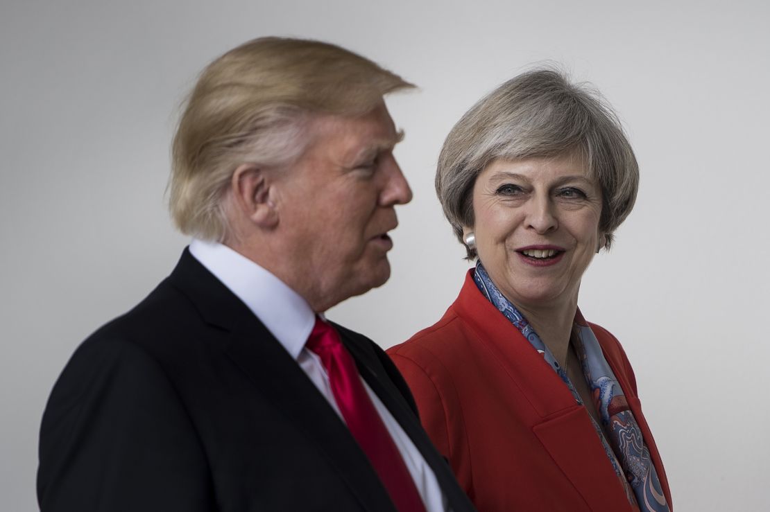 Donald Trump y Theresa May hablan en la Casa Blanca durante su reunión de este viernes.