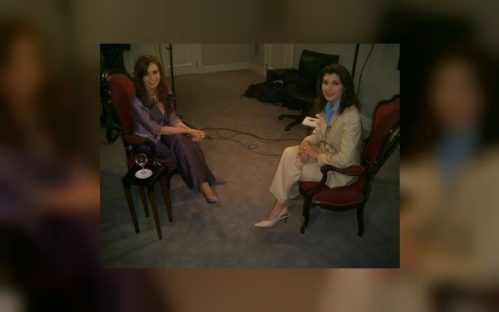 Entrevista con Cristina Fernández de Kirchner: "Fue una de las primeras entrevistas que concedió tan pronto resultó electa por primera vez. Se la veía muy dispuesta, cómoda y elocuente durante la entrevista. Salí de la Quinta de Olivos convencida de que una mujer con su capacidad para expresar sus convicciones tendría un cambio de estilo de gobierno y un acercamiento con los medios de comunicación tras el hermetismo del cuatrienio de su esposo. No pude estar más equivocada".