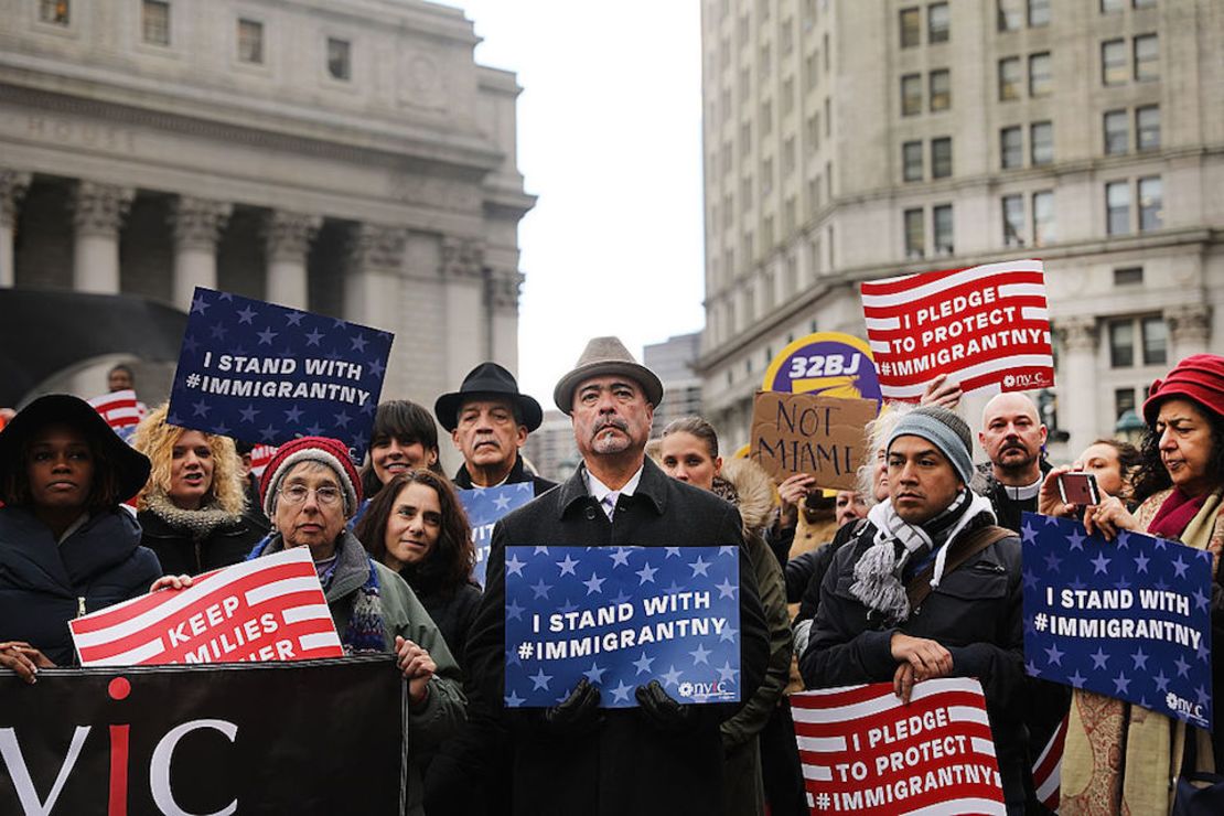 Musulmanes locales y activistas a favor de la inmigración en Nueva York protestan el viernes 27 de enero contra las políticas migratorias del gobierno de Donald Trump.