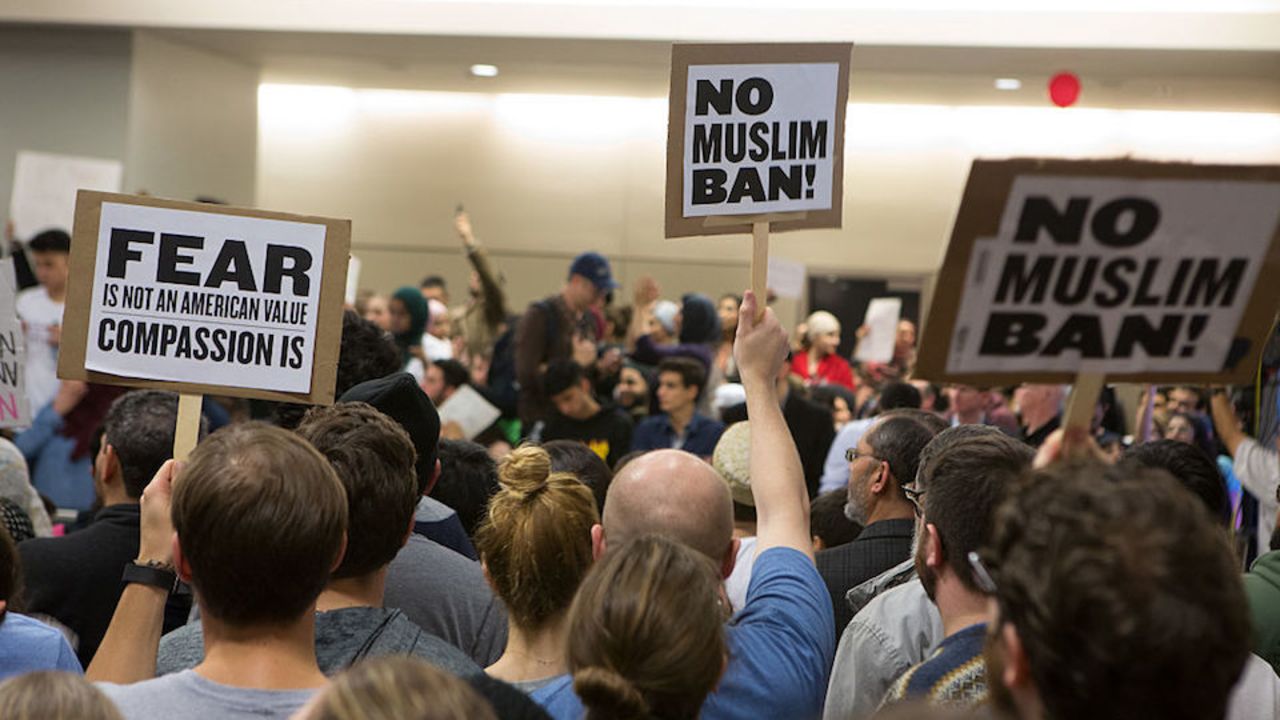 Manifestantes protestan en el aeropuerto de Dallas contra el decreto inmigratorio de Donald Trump.