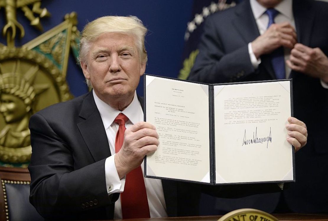 Donald Trump en el Pentágono, durante la firma del decreto sobre inmigración. (Foto: Olivier Douliery-Pool/Getty Images).